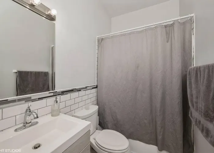2-bed 2-bath - Close To Uc W/ Free Parking Apartment Chicago