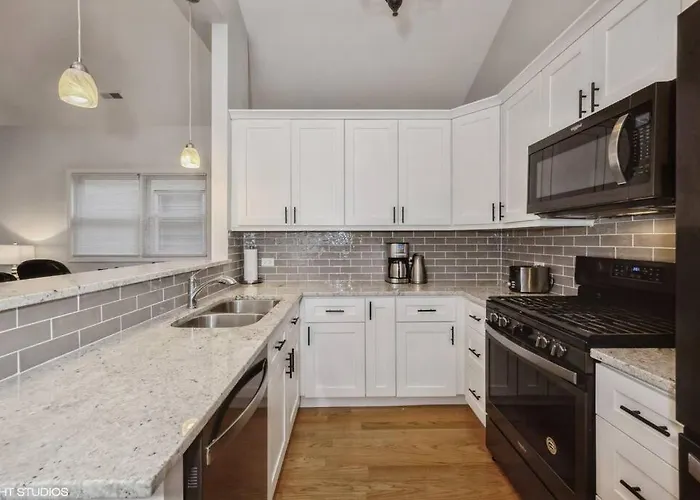 2-bed 2-bath - Close To Uc W/ Free Parking Apartment *